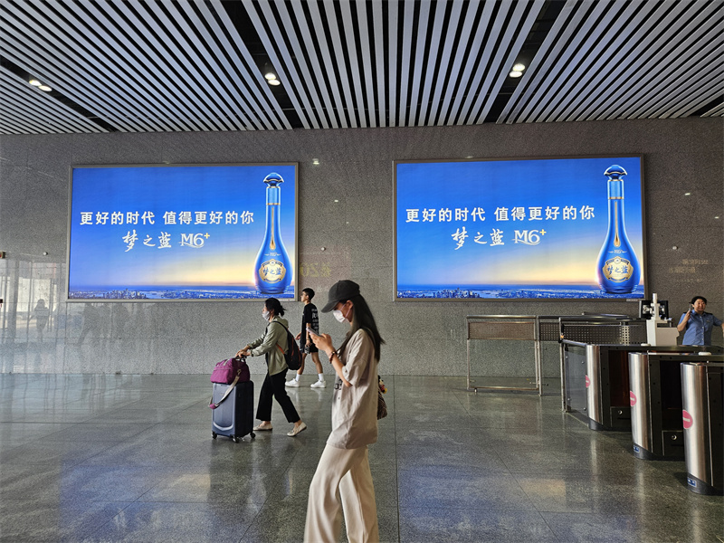 南陽(yáng)高鐵站廣告