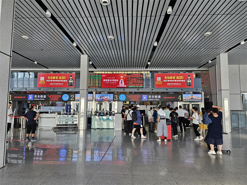 南陽(yáng)高鐵站廣告